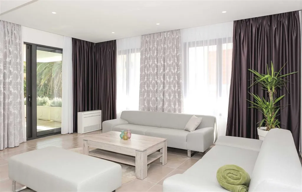 Air-Conditioned Villa for 14 Guests in Okrug Donji