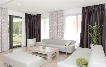 Air-Conditioned Villa for 14 Guests in Okrug Donji