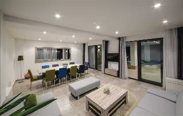 Air-Conditioned Villa for 14 Guests in Okrug Donji