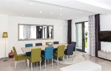 Air-Conditioned Villa for 14 Guests in Okrug Donji