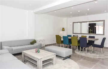 Air-Conditioned Villa for 14 Guests in Okrug Donji