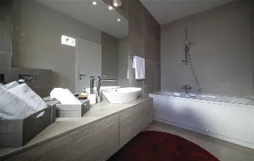 Air-Conditioned Villa for 14 Guests in Okrug Donji