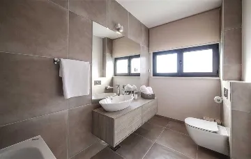 Air-Conditioned Villa for 14 Guests in Okrug Donji