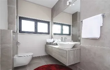 Air-Conditioned Villa for 14 Guests in Okrug Donji