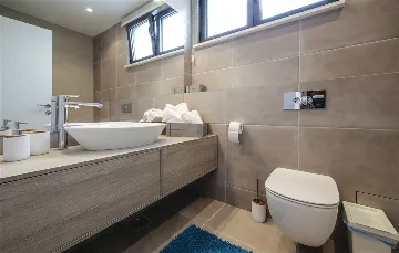 Air-Conditioned Villa for 14 Guests in Okrug Donji