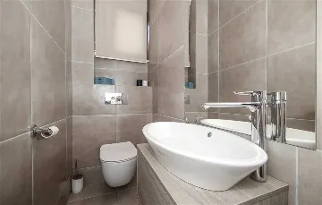 Air-Conditioned Villa for 14 Guests in Okrug Donji