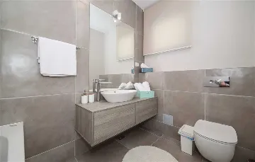 Air-Conditioned Villa for 14 Guests in Okrug Donji