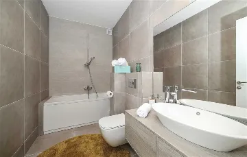 Air-Conditioned Villa for 14 Guests in Okrug Donji