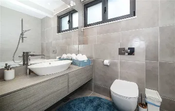 Air-Conditioned Villa for 14 Guests in Okrug Donji