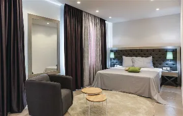 Air-Conditioned Villa for 14 Guests in Okrug Donji