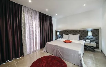 Air-Conditioned Villa for 14 Guests in Okrug Donji