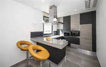 Air-Conditioned Villa for 14 Guests in Okrug Donji