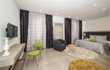 Air-Conditioned Villa for 14 Guests in Okrug Donji