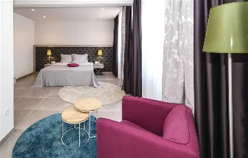 Air-Conditioned Villa for 14 Guests in Okrug Donji