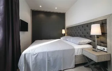 Air-Conditioned Villa for 14 Guests in Okrug Donji