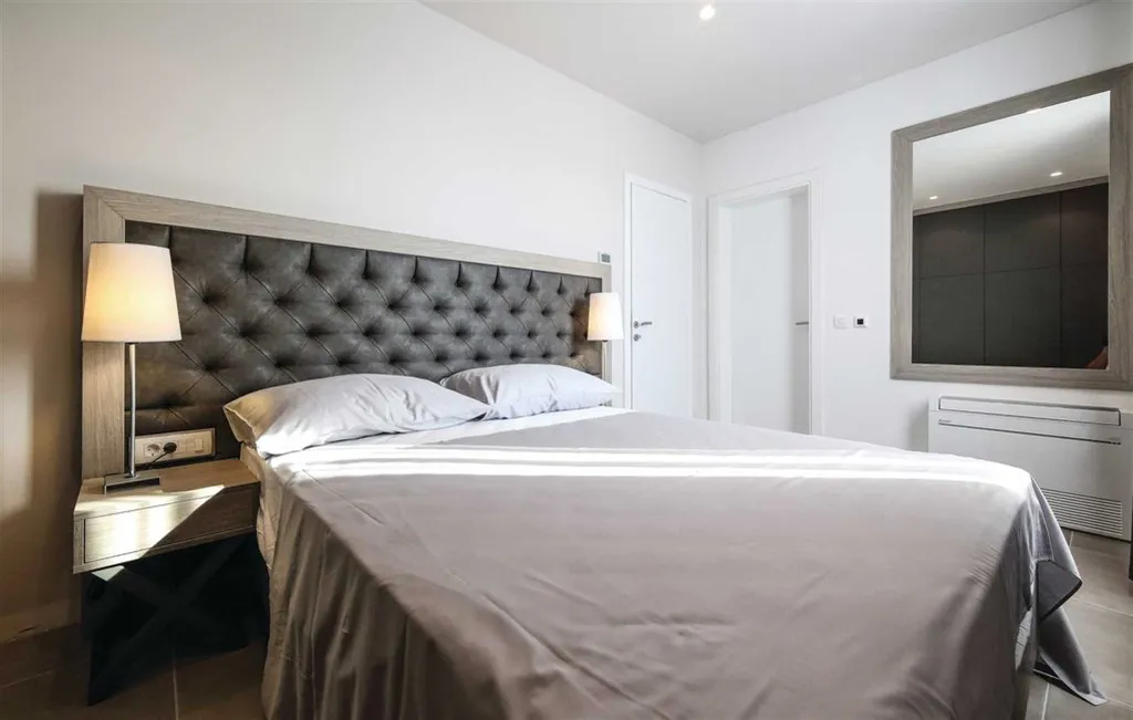 Air-Conditioned Villa for 14 Guests in Okrug Donji