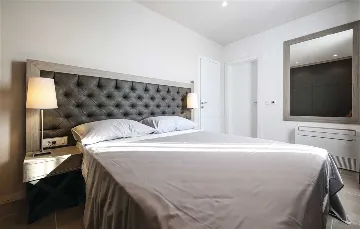 Air-Conditioned Villa for 14 Guests in Okrug Donji