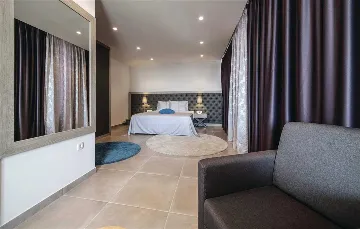 Air-Conditioned Villa for 14 Guests in Okrug Donji