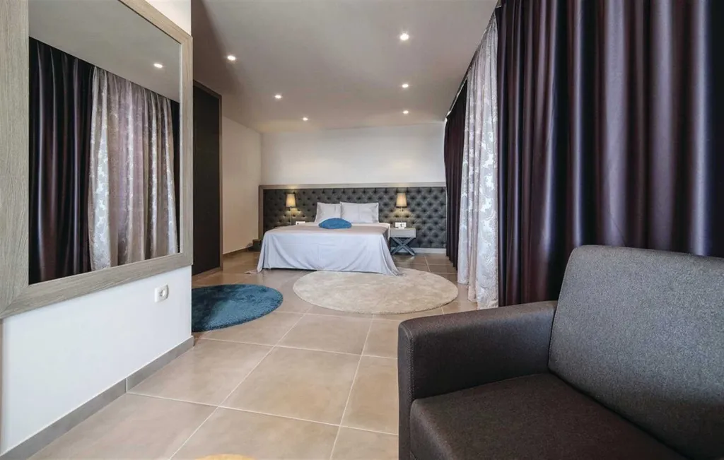 Air-Conditioned Villa for 14 Guests in Okrug Donji