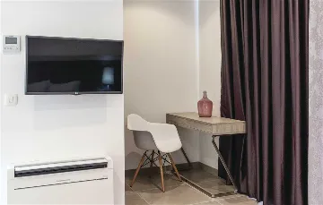 Air-Conditioned Villa for 14 Guests in Okrug Donji