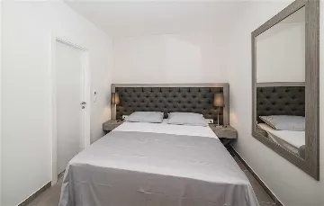 Air-Conditioned Villa for 14 Guests in Okrug Donji