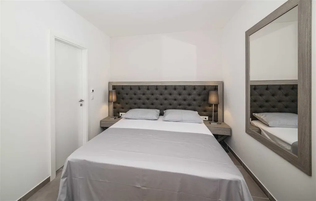 Air-Conditioned Villa for 14 Guests in Okrug Donji
