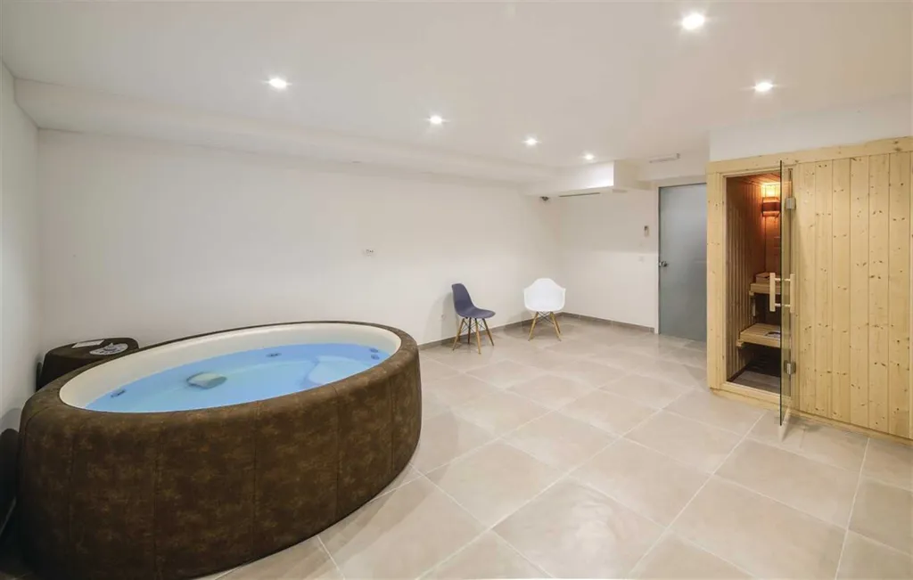 Air-Conditioned Villa for 14 Guests in Okrug Donji