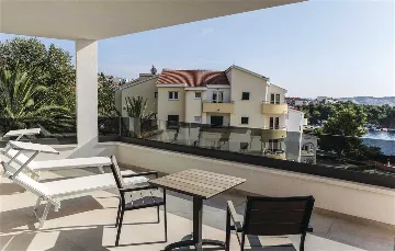 Air-Conditioned Villa for 14 Guests in Okrug Donji