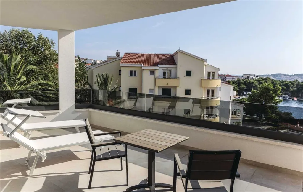 Air-Conditioned Villa for 14 Guests in Okrug Donji