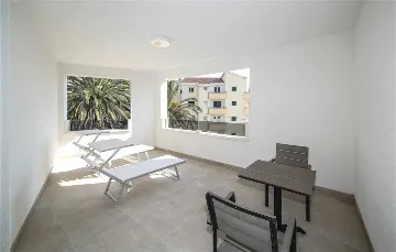 Air-Conditioned Villa for 14 Guests in Okrug Donji