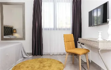 Air-Conditioned Villa for 14 Guests in Okrug Donji