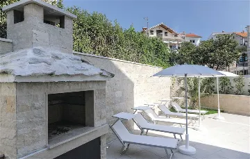 Air-Conditioned Villa for 14 Guests in Okrug Donji