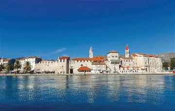 Air-Conditioned Villa for 14 Guests in Okrug Donji