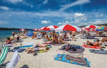 Air-Conditioned Villa for 14 Guests in Okrug Donji