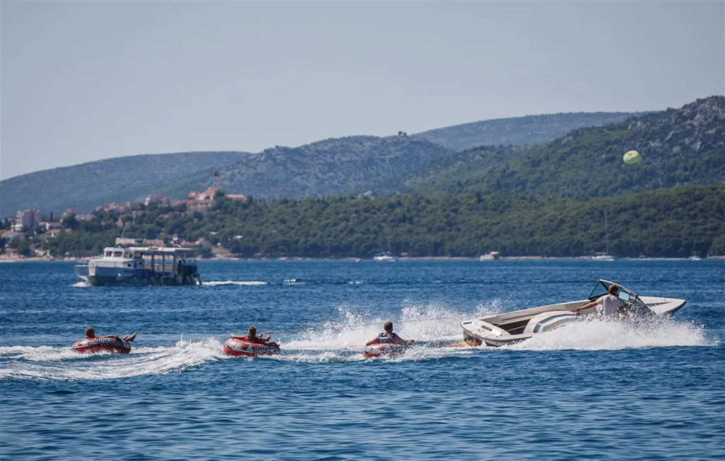 Air-Conditioned Villa for 14 Guests in Okrug Donji