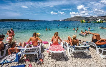 Air-Conditioned Villa for 14 Guests in Okrug Donji