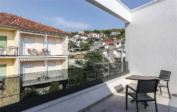 Air-Conditioned Villa for 14 Guests in Okrug Donji