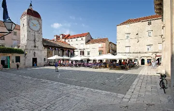 Air-Conditioned Villa for 14 Guests in Okrug Donji