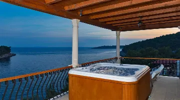 6-Bedroom Villa with Heated Pool in Blato