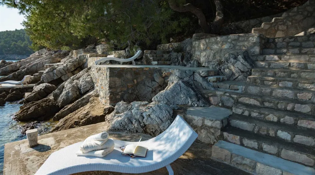 6-Bedroom Villa with Heated Pool in Blato