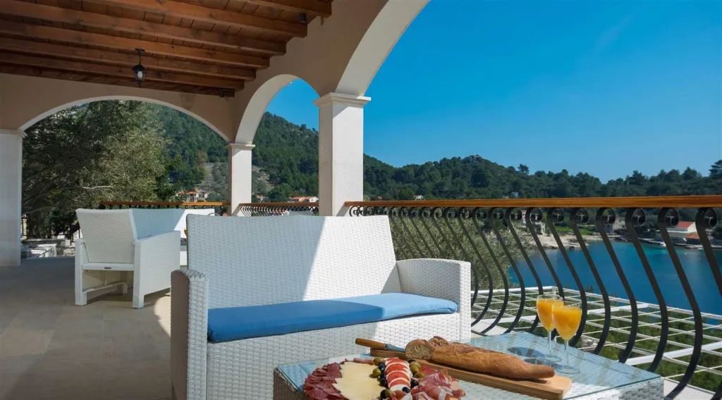 6-Bedroom Villa with Heated Pool in Blato