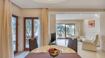 6-Bedroom Villa with Heated Pool in Blato