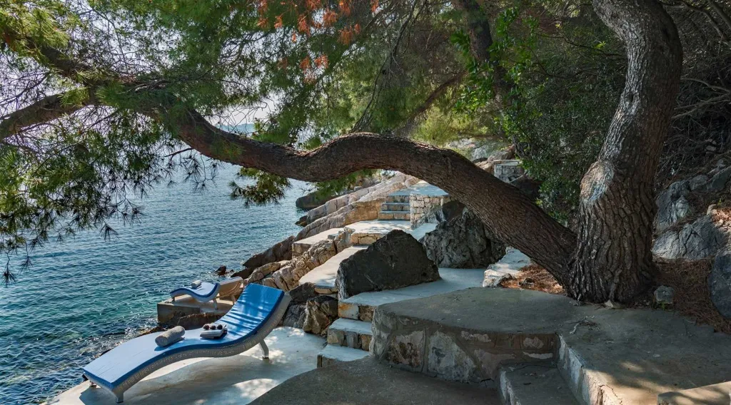 6-Bedroom Villa with Heated Pool in Blato