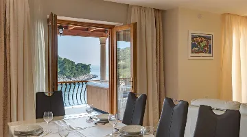 6-Bedroom Villa with Heated Pool in Blato