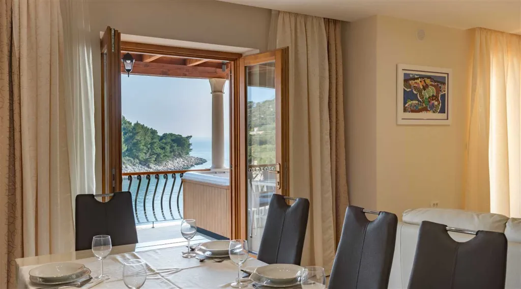6-Bedroom Villa with Heated Pool in Blato