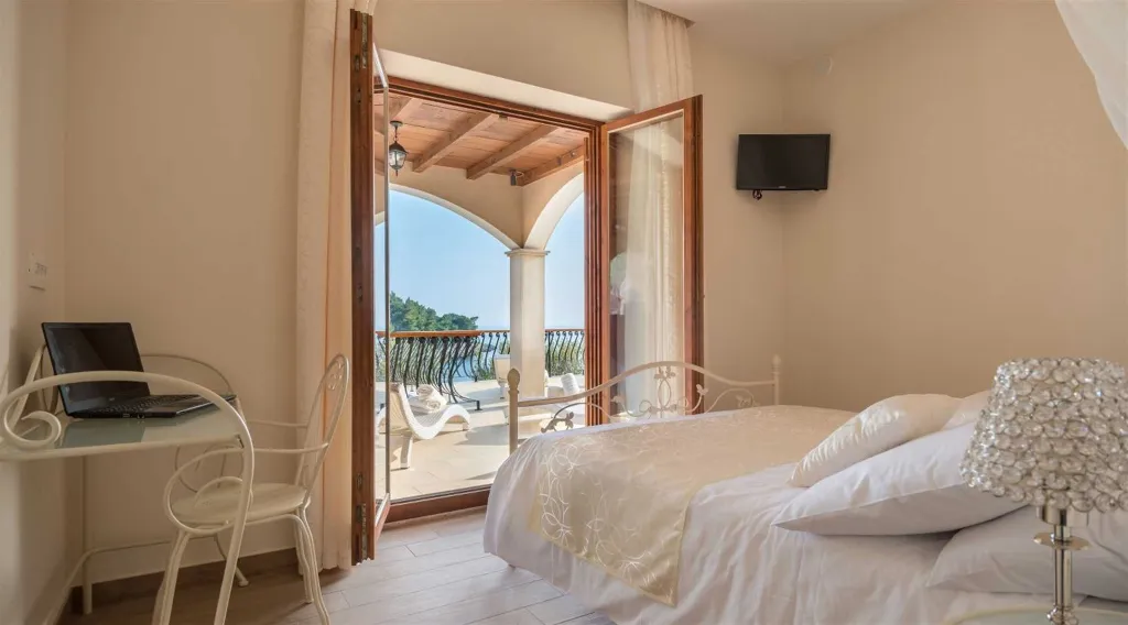 6-Bedroom Villa with Heated Pool in Blato