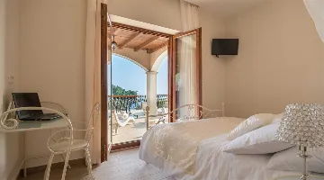 6-Bedroom Villa with Heated Pool in Blato