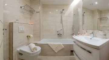 6-Bedroom Villa with Heated Pool in Blato