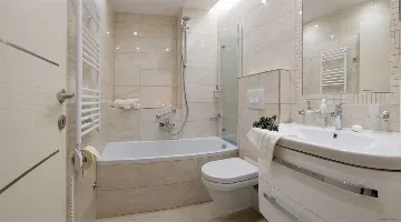 6-Bedroom Villa with Heated Pool in Blato