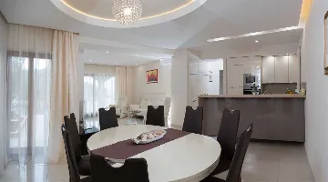 6-Bedroom Villa with Heated Pool in Blato